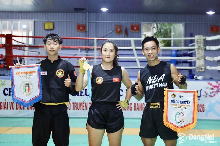Nguyễn Đức Anh cùng các vận động viên Đồng Nai giành huy chương vàng tại giải đấu quốc tế. Ảnh: Huy Anh