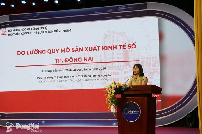 PGS.TS Đặng Thị Việt Đức, Trưởng khoa Tài chính kế toán (Học viện Công nghệ bưu chính viễn thông) chia sẻ tham luận tại hội thảo. Ảnh: Hải Quân