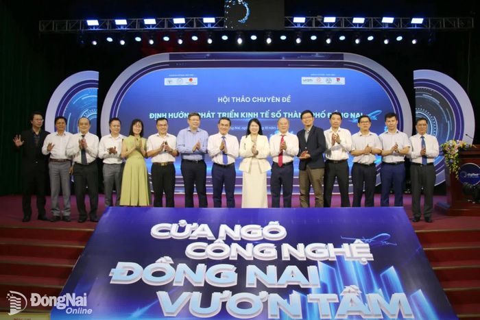 Các đại biểu chụp hình sau hội thảo. Ảnh: Hải Quân