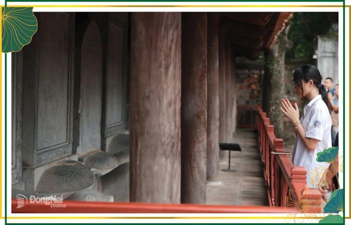 Nữ sinh thành kính trước khu bia Tiến sĩ, gửi gắm mong muốn học hành thuận lợi, thi cử suôn sẻ. Ảnh: TTXVN