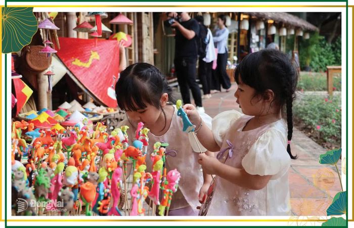 Các em nhỏ vui chơi tại góc nghệ thuật truyền thống trong khuôn viên Văn Miếu - Quốc Tử Giám. Ảnh: Văn Miếu - Quốc Tử Giám