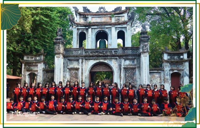Học sinh chụp ảnh lưu niệm tại Văn Miếu - Quốc Tử Giám. Ảnh: Văn Miếu - Quốc Tử Giám