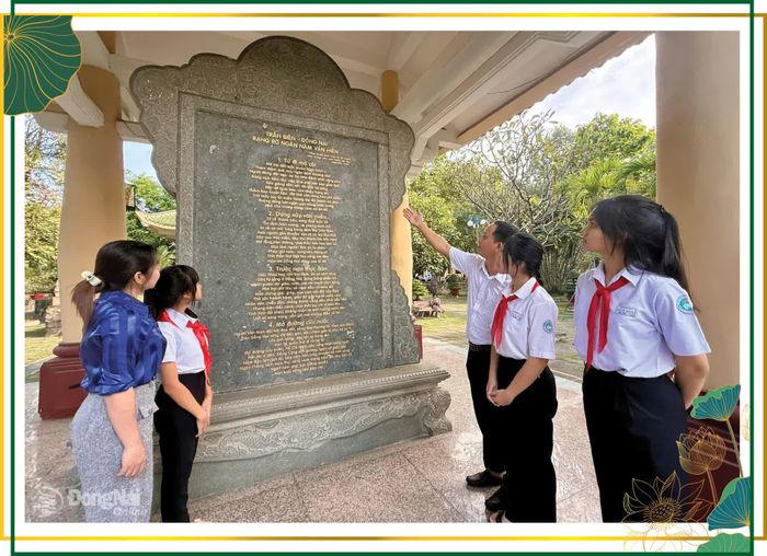 Giáo viên và học sinh thành phố Đồng Nai tìm hiểu Nhà bia tại Văn miếu Trấn Biên. Ảnh: Nhật Hạ