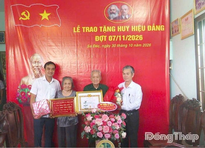Lãnh đạo tỉnh và địa phương trao Huy hiệu 65 năm tuổi Đảng cho đảng viên Đào Văn Chơn. Ảnh: VĂN ĐẤU
