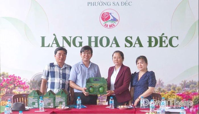 Đồng chí Huỳnh Anh Điền (thứ hai từ trái sang), Phó Chủ tịch UBND phường Sa Đéc tặng quà lưu niệm cho đại diện đoàn công tác phường Mỹ Phong tại buổi làm việc. Ảnh: VĂN TRÍ