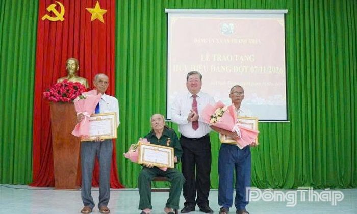 Đảng viên nhận Huy hiệu Đảng tại Đảng ủy xã An Thạnh Thủy.