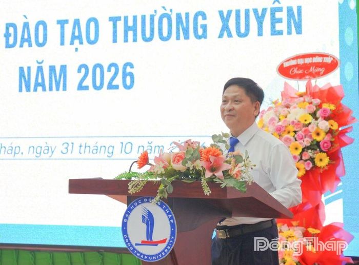 TS. Cao Dao Thép, Phó Hiệu trưởng Trường Đại học Đồng Tháp phát biểu chúc mừng tân cử nhân.