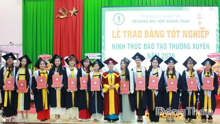 TS. Lê Thị Kim Anh, Phó trưởng Khoa Giáo dục Tiểu học - Mầm non, Trường Đại học Đồng Tháp trao bằng tốt nghiệp cho các tân cử nhân.