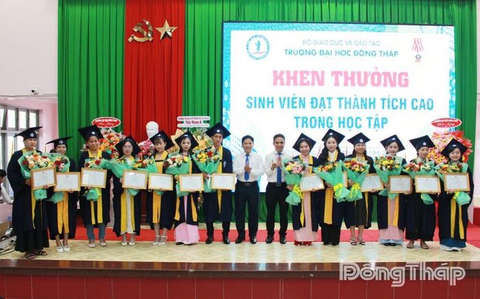 TS. Cao Dao Thép, Phó Hiệu trưởng Trường Đại học Đồng Tháp (thứ 8 từ trái sang) tặng Giấy khen và Phó GS.TS. Nguyễn Văn Dũng, Hiệu trưởng Trường Sư phạm - Trường Đại học Đồng Tháp tặng hoa cho các sinh viên có thành tích cao trong học tập.