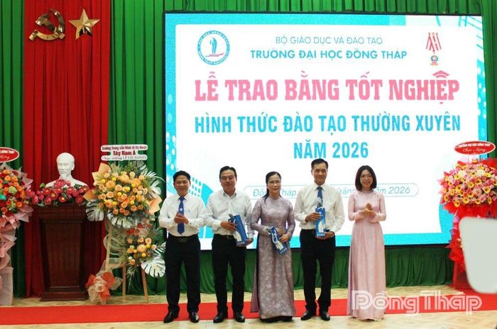 TS. Cao Dao Thép, Phó Hiệu trưởng Trường Đại học Đồng Tháp (bìa trái) và Giám đốc Trung tâm Liên kết đào tạo và Bồi dưỡng - Trường Đại học Đồng Tháp (bìa phải) tặng quà tri ân các đơn vị liên kết đào tạo.