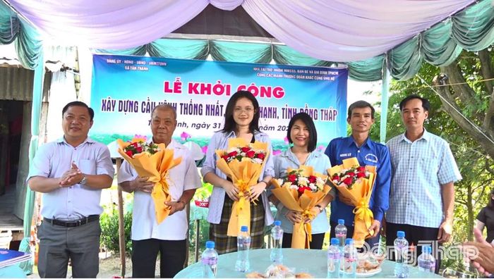Lãnh đạo xã Tân Thạnh trao hoa và Thư cảm ơn đơn vị tài trợ.
