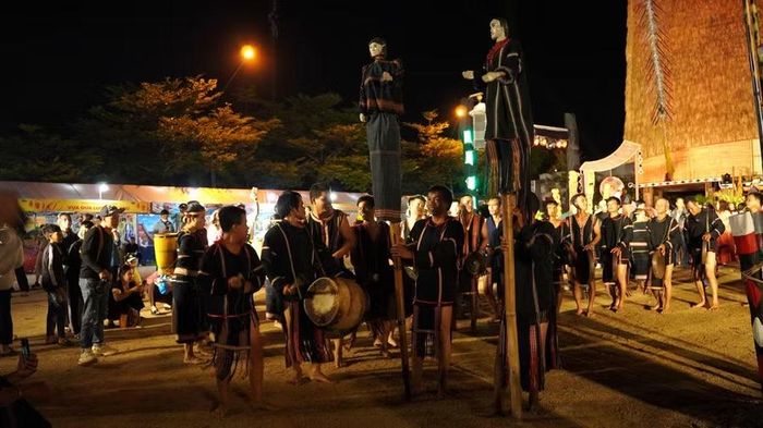  Đội làng Têng có 40 người tham gia trình diễn âm nhạc, nhạc cụ dân tộc. Ảnh: Chu Hằng 