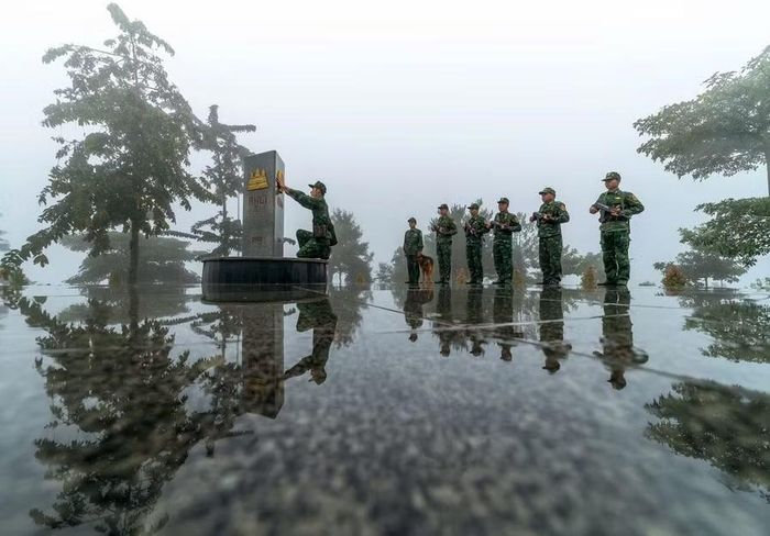 Tác phẩm “Tuần tra trong sương sớm” của Nghệ sĩ Nhiếp ảnh Nguyễn Linh Vinh Quốc.