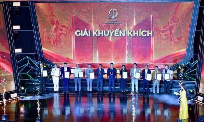 Nhiếp ảnh gia Phạm Công Quý (thứ 4 từ phải sang) và các tác giả đạt giải khuyến khích. Ảnh: PLO