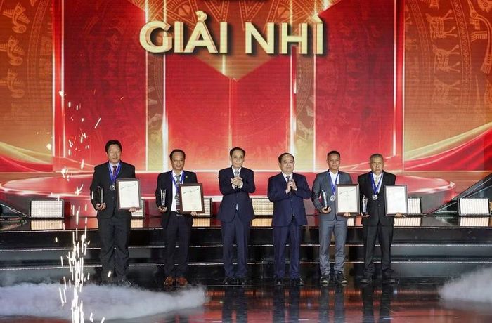 Nghệ sĩ Nhiếp ảnh Nguyễn Linh Vinh Quốc (bìa phải) đạt giải nhì cuộc thi. Ảnh: PLO