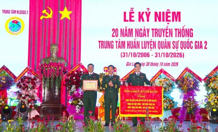 Thiếu tướng Trần Thanh Hải - Phó Tư lệnh Quân khu 5 tặng bằng khen và bức trướng cho Trung tâm HLQSQG 2. Ảnh: Đinh Ngọc