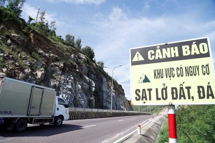 Biển cảnh báo nguy cơ sạt lở đất đá được đặt bên đường, nhắc nhở người tham gia giao thông chú ý khi qua đèo Chánh Oai. Ảnh: Nam Khánh