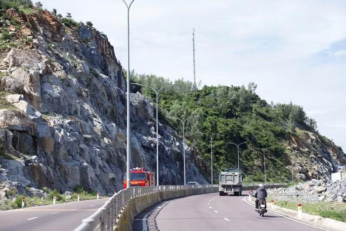 Mái taluy đá tại đèo Chánh Oai trên tuyến ĐT.639 còn nhiều vị trí chưa được gia cố, tiềm ẩn nguy cơ đá rơi, gây mất an toàn giao thông. Ảnh: Nam Khánh