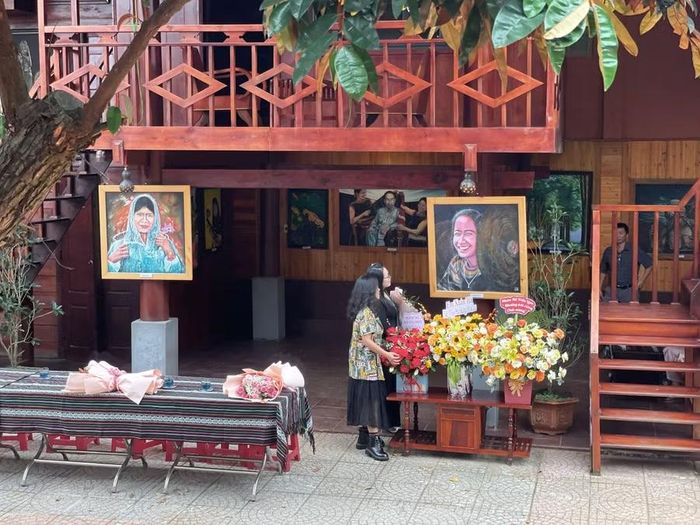 Triển lãm cá nhân lần thứ 2 khẳng định sức lao động sáng tạo bền bỉ của họa sĩ tuổi 71. Ảnh: Phương Duyên