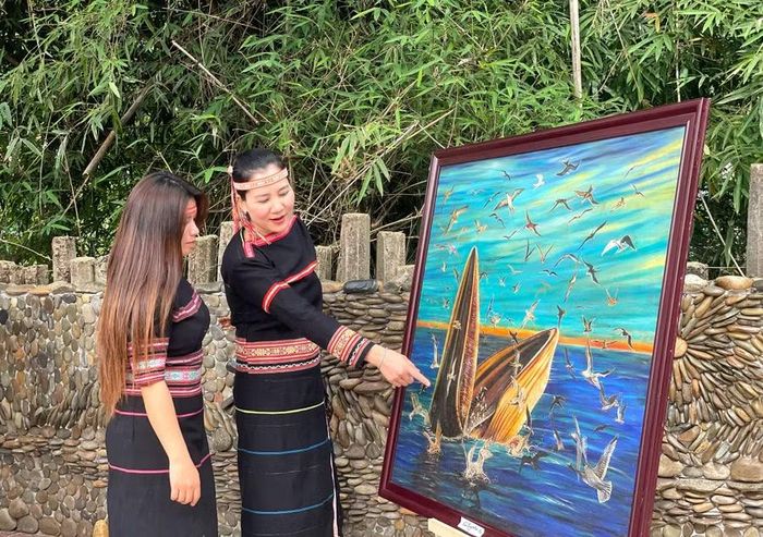 Người thưởng lãm bên tác phẩm "Gió lộng khơi xa". Ảnh: Phương Duyên