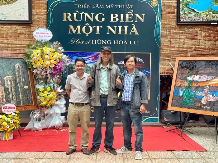 Nghệ sĩ Hùng Hoa Lư (giữa) cùng đồng nghiệp tại buổi khai mạc triển lãm. Ảnh: Phương Duyên