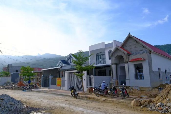  Những ngôi nhà khang trang đang dần hoàn thiện tại khu tái định cư thôn Thắng Hùng (xã Cát Tiến). Ảnh: Phan Lài 