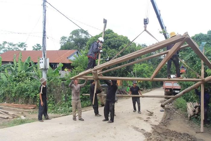  Người dân buôn Tơ Khế (xã Ia Tul) vận chuyển khung gỗ từ chỗ ở cũ đến nơi ở mới để dựng nhà sàn truyền thống. Ảnh: Dung Hoàng 