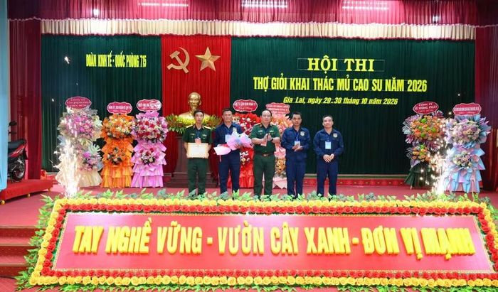  Đại tá Huỳnh Xuân Phước - Đoàn trưởng Đoàn Kinh tế - Quốc phòng 715 (giữa) trao giải nhất tập thể cho Đội 18. Ảnh: Trần Thúy 