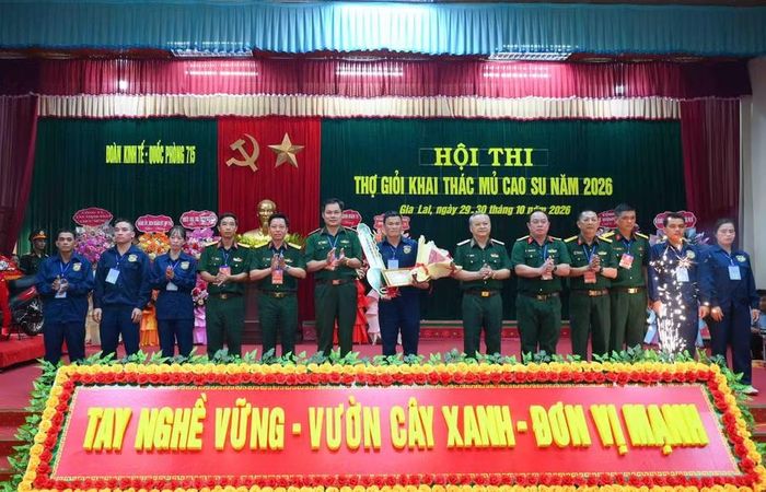  Thiếu tướng Hoàng Văn Sỹ - Tư lệnh Binh đoàn 15 (thứ 6 từ phải sang) cùng chỉ huy Đoàn Kinh tế - Quốc phòng 715 chúc mừng tuyển thủ Nguyễn Chí Cường (Đội 18) giành giải nhất cá nhân và danh hiệu "Bàn tay vàng". Ảnh: Trần Thúy 