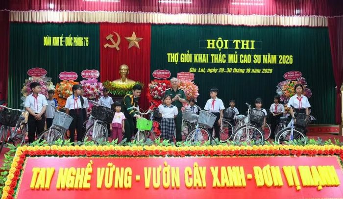  Thiếu tướng Hoàng Văn Sỹ - Tư lệnh Binh đoàn 15 trao tặng xe đạp cho các em học sinh là con của người lao động có hoàn cảnh khó khăn trong đơn vị. Ảnh: Trần Thúy 