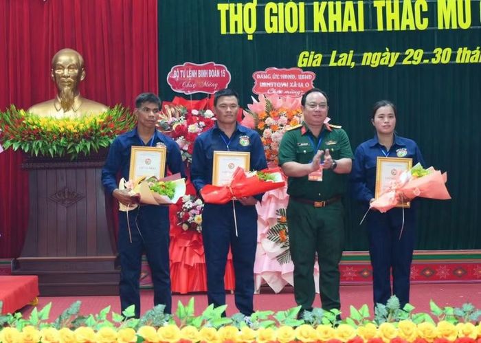  3 tuyển thủ đến từ Đội 19, 18, 9 xuất sắc nhận danh hiệu "Bàn tay vàng". Ảnh: Trần Thúy 