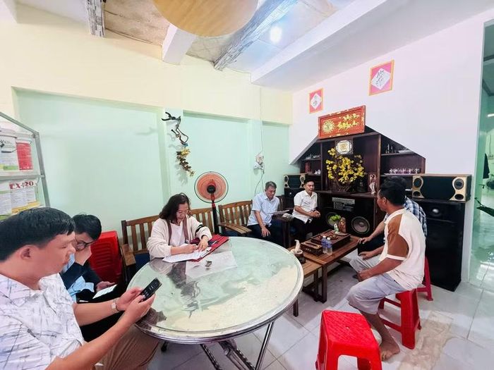  Cán bộ Phòng Kinh tế, Hạ tầng và Đô thị phường Quy Nhơn Đông tuyên truyền, vận động người dân không thả rông trâu, bò ra đường và khu vực công cộng. Ảnh: T.Lợi 