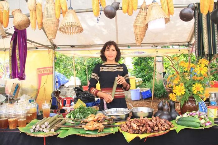  Các món ăn truyền thống của người Jrai được giới thiệu, phục vụ du khách tại gian hàng ẩm thực trong dịp lễ hội. Ảnh: Hoàng Hoài 