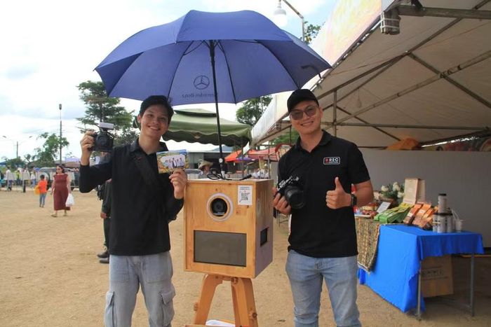  Các cụm máy photobooth được bố trí tại khu vực lễ hội, mang đến cho du khách trải nghiệm chụp ảnh và in hình lưu niệm lấy ngay. Ảnh: Hoàng Hoài 