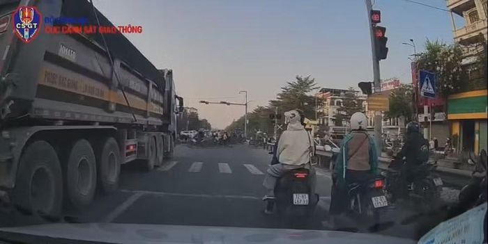 Xe đầu kéo vượt vạch dừng đèn đỏ có thể bị phạt 20 triệu đồng. Ảnh: Cục CSGT/CLO
