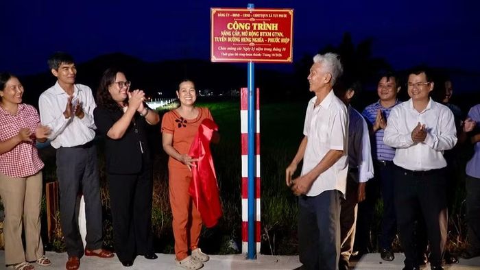  Đại diện chính quyền địa phương và người dân tại lễ khánh thành công trình nâng cấp, mở rộng tuyến đường Hưng Nghĩa - Phước Hiệp. Ảnh: Nhật Trường 