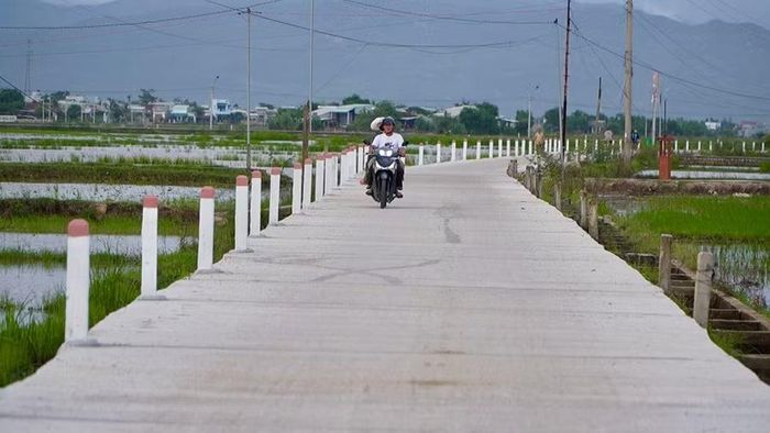  Tuyến giao thông Lộc An - Lộc Ninh (xã Tuy Phước) được nâng cấp, mở rộng. Ảnh: Nhật Trường 