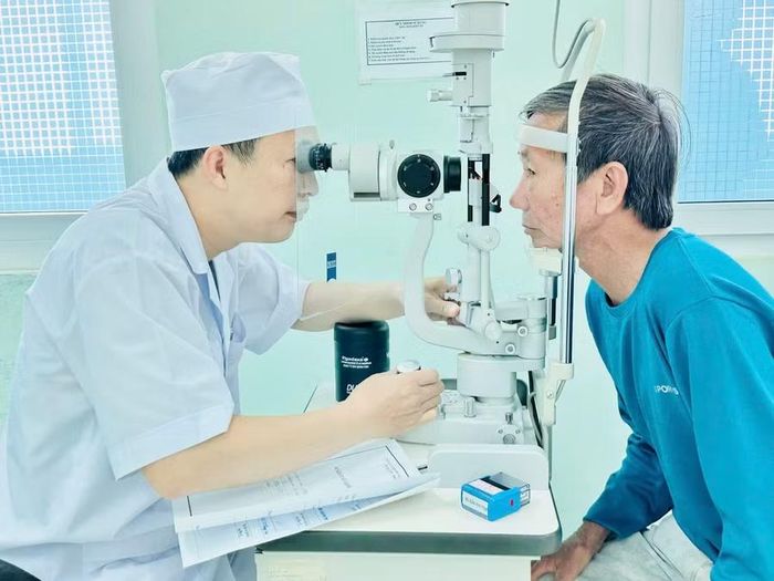  Bác sĩ Bệnh viện Quân y 211 khám mắt cho người cao tuổi . Ảnh: Như Nguyện 