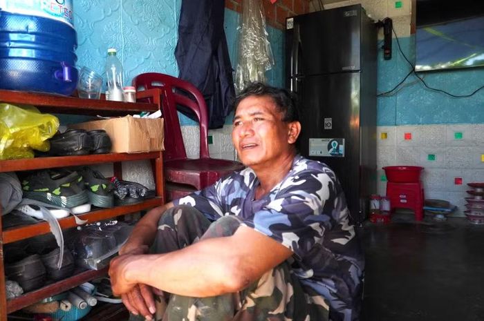  Ông Dương Văn Thọ trăn trở về khoản tiền đền bù có thể khó đủ để mua một căn nhà hoặc mảnh đất mới. Ảnh: T.Lợi 