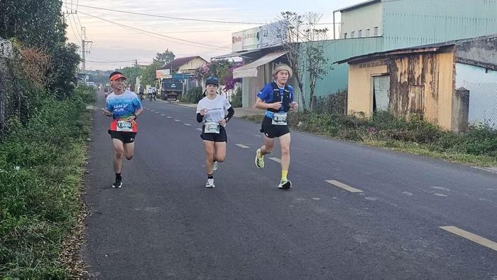  Chị Nguyễn Thị Trà Giang (giữa) ấn tượng với sự hiếu khách và nhiệt tình của người dân Gia Lai. Ảnh: R'Ô Hok 