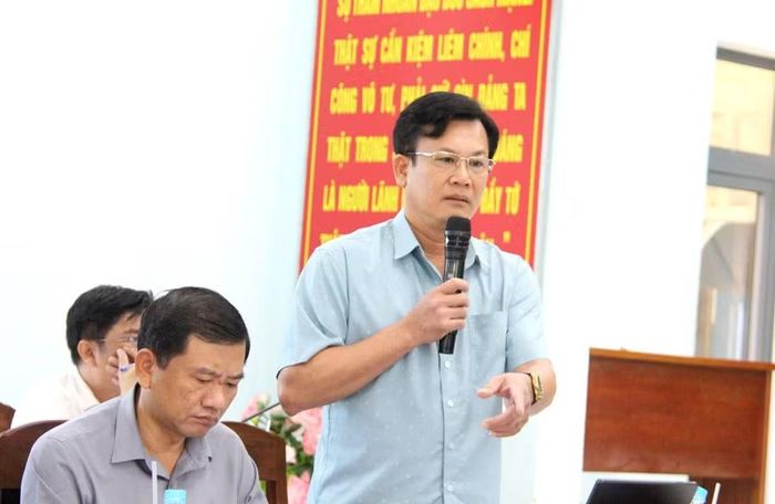  Giám đốc Sở Nông nghiệp và Môi trường Cao Thanh Thương trao đổi, đề xuất các giải pháp tháo gỡ khó khăn trong đền bù, giải phóng mặt bằng dự án Khu đất phía Tây Trường Cao đẳng Bình Định. Ảnh: Trọng Lợi 