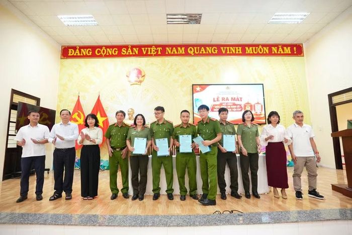 Các tổ Công an phường ký kết thực hiện mô hình “Móc khóa An ninh số - Một chạm, vạn tiện ích”. Ảnh: Thái Ngân