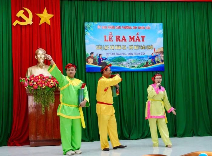  Các nghệ nhân trình diễn hô, hát bài chòi tại lễ ra mắt CLB Nghệ thuật bài chòi phường Quy Nhơn Bắc. Ảnh: Nguyễn Muội 