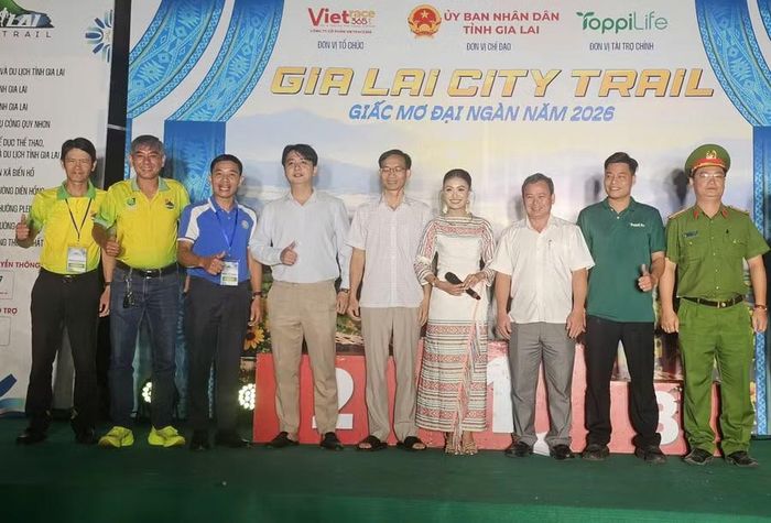  Các đại biểu chụp hình lưu niệm tại lễ khai mạc giải. Ảnh: R'Ô HOK 