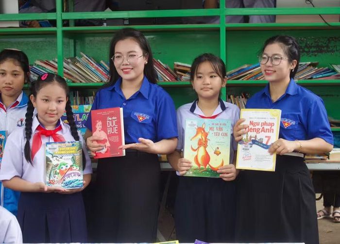  Cô và trò Trường Tiểu học và THCS Lê Văn Tám hào hứng khám phá những cuốn sách tại xe thư viện lưu động của Thư viện Pleiku. Ảnh: Vũ Chi 