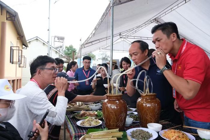  Thưởng thức rượu cần do bà con tự ủ. Ảnh: Hoàng Ngọc 