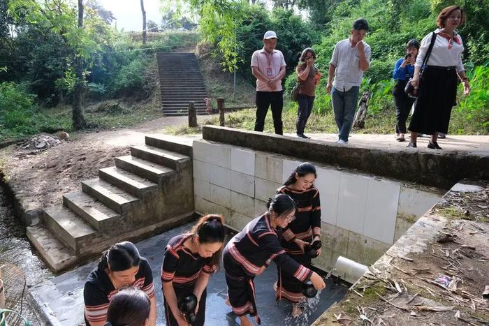  Giọt nước là nét văn hóa đặc sắc, được đưa vào hành trình trải nghiệm văn hóa trong tour du lịch cộng đồng làng Ia Nueng. Ảnh: Hoàng Ngọc 
