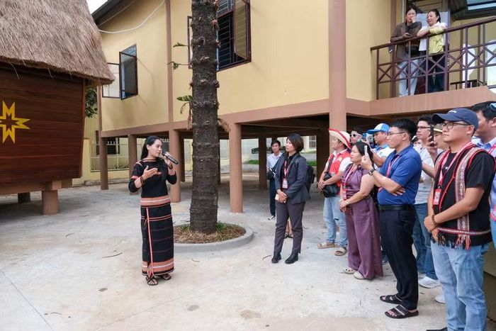  Sau một thời gian được đào tạo kỹ năng du lịch cộng đồng, các thuyết minh viên tại làng tự tin giới thiệu bản sắc văn hóa đến du khách. Ảnh: Hoàng Ngọc 