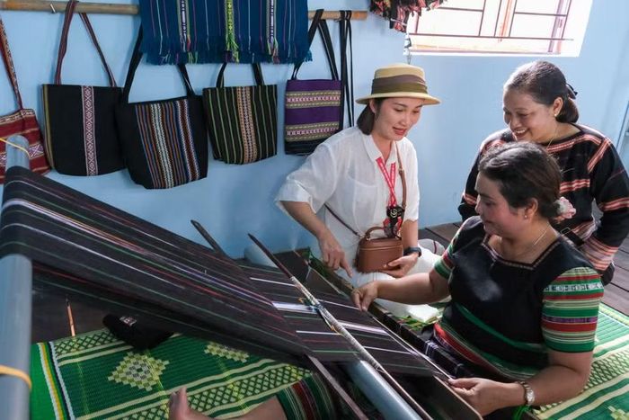  Tìm hiểu nghề truyền thống, mua sản phẩm thời trang từ thổ cẩm. Ảnh: Hoàng Ngọc 