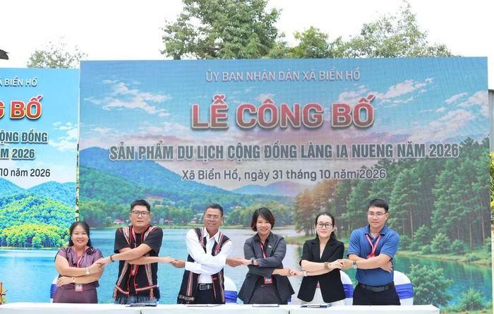  Ký kết hợp tác với doanh nghiệp lữ hành hướng đến quảng bá, xây dựng chương trình tham quan và đưa khách đến làng Ia Nueng. Ảnh: Hoàng Ngọc 